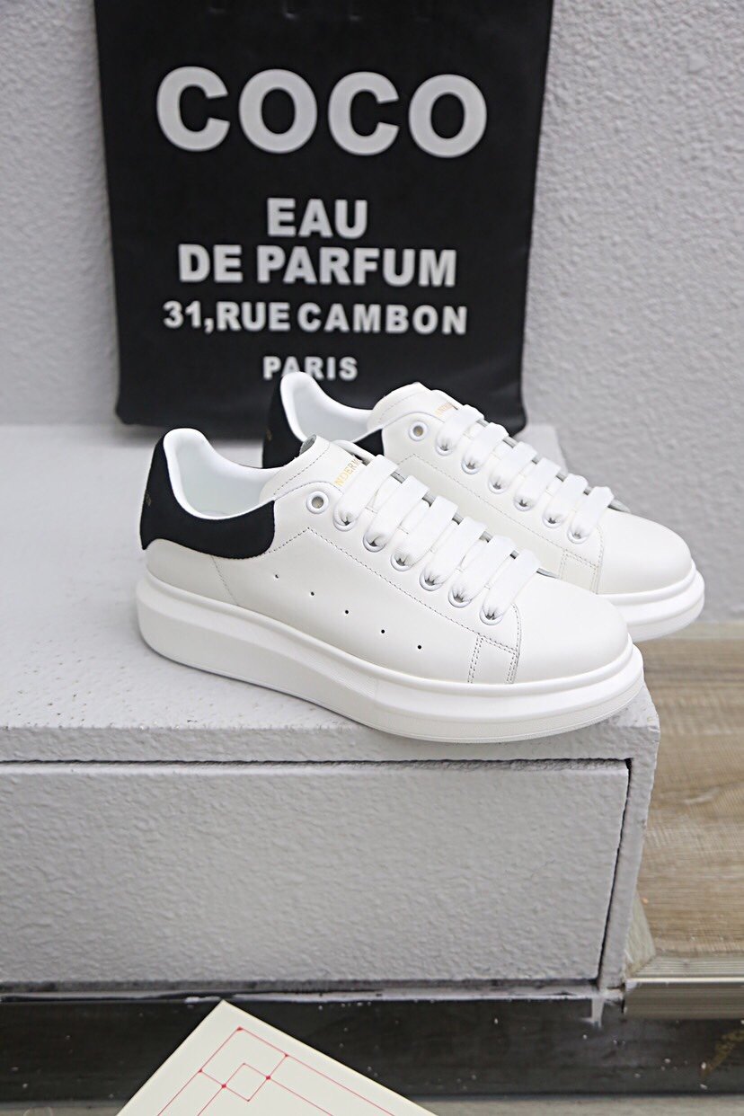 ALEXANDER MCQUEEN BASICHE BIANCHE E NERE CON SCRITTA ORO