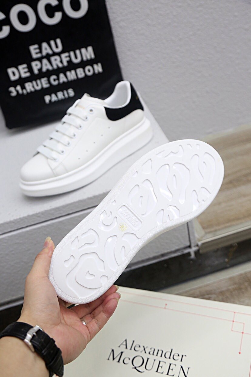 ALEXANDER MCQUEEN BASICHE BIANCHE E NERE CON SCRITTA ORO